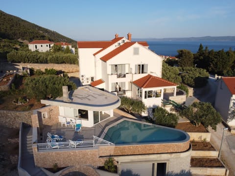 Property building, Natural landscape, Bird's eye view, Mountain view, Sea view, Swimming pool