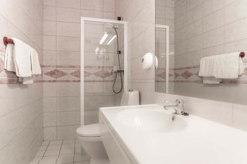 Shower, Toilet, Bathroom, Bath, towels