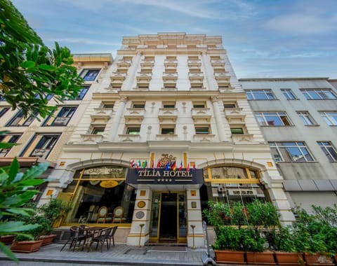Property building, Facade/entrance, Day, City view, Location