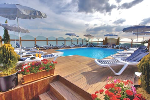 Day, Natural landscape, View (from property/room), Balcony/Terrace, Pool view, Sea view, Swimming pool, sunbed