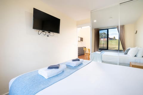 Bed, TV and multimedia, Bedroom