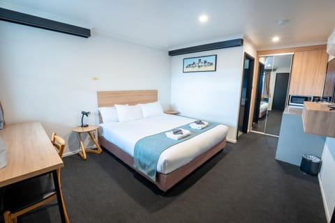 Bed, Kitchen or kitchenette, Bedroom