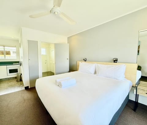 Bed, towels