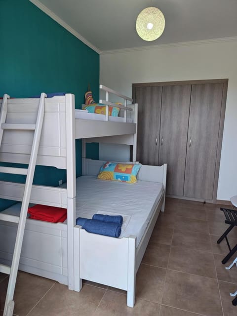 Bedroom, bunk bed