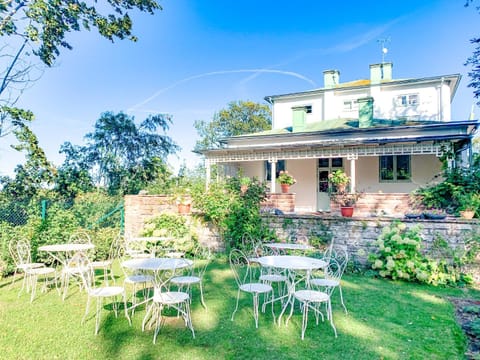 Property building, Garden, Food and drinks