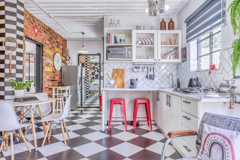 Kitchen or kitchenette, Dining area, minibar, oven