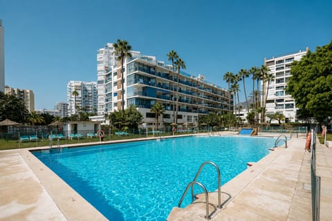 Facade/entrance, Day, Garden, Swimming pool, sunbed