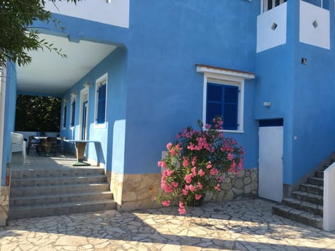 Facade/entrance, Balcony/Terrace