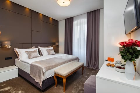 Bed, Coffee/tea facilities, Photo of the whole room, Decorative detail, Bedroom