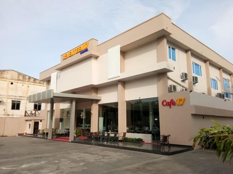 Restaurant/places to eat, Facade/entrance, Balcony/Terrace, On site, Street view