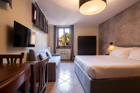 Bed, TV and multimedia, Living room, Photo of the whole room, Seating area