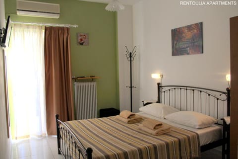 Property building, Bed, TV and multimedia, Photo of the whole room, Bedroom, internet, towels, towels, air conditioner, air conditioner