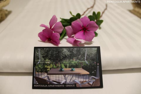 Property building, Bed, Photo of the whole room, Bedroom, On site, Text overlay, Garden view, Garden view, Location, Inner courtyard view