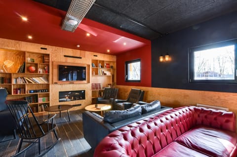 Communal lounge/ TV room, Library, Lounge or bar, Seating area, Entertainment