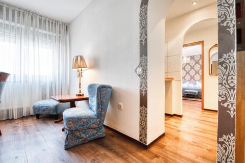 Photo of the whole room, Decorative detail, Quiet street view