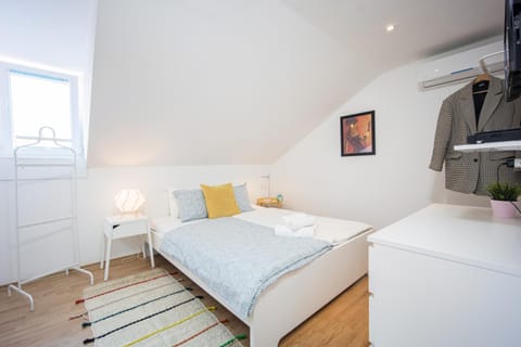 Bed, Bedroom, wardrobe, air conditioner