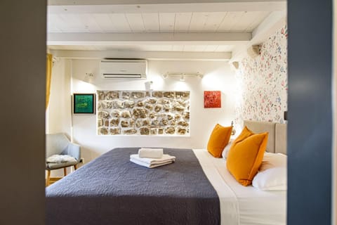 Bed, Photo of the whole room, Seating area, Bedroom, towels, air conditioner