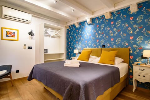 Bed, Bedroom, towels, air conditioner