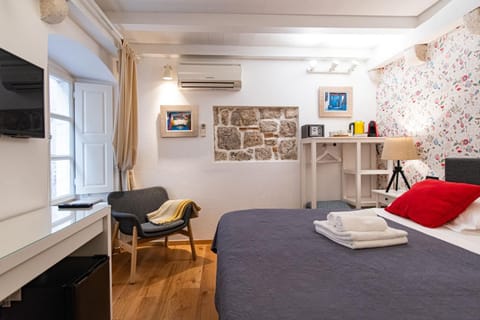 Bed, TV and multimedia, Bedroom, towels, air conditioner