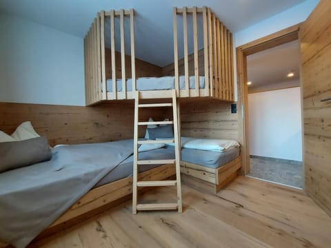 Bedroom, bunk bed