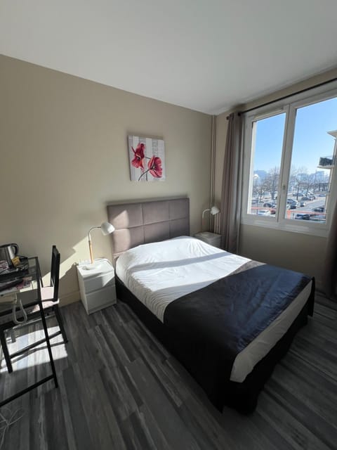 Bed, Seating area, Bedroom