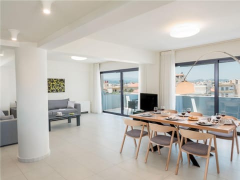 Living room, Photo of the whole room, Decorative detail, Dining area, City view