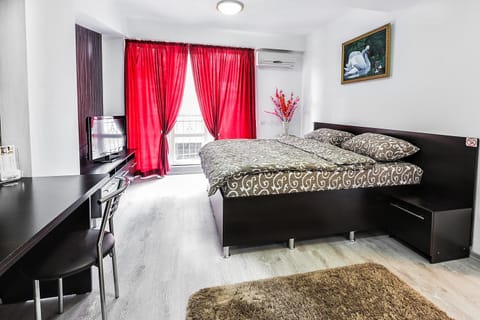 Bed, TV and multimedia, Decorative detail, Bedroom