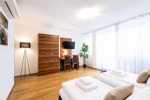 TV and multimedia, Photo of the whole room, Bedroom, air conditioner