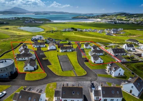 Property building, Day, Natural landscape, Bird's eye view, Mountain view, Sea view, Location