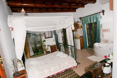 Ifigenia Lux MAISONETTE in oldtown and Villas in theriso vilage 14 km outside of chania Apartment in Chania