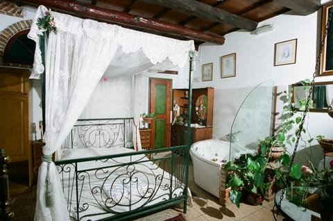 Ifigenia Lux MAISONETTE in oldtown and Villas in theriso vilage 14 km outside of chania Apartment in Chania