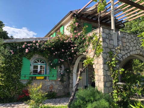 Property building, Day, Garden, Garden view