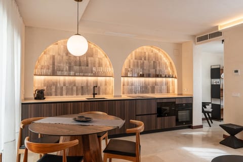 Kitchen or kitchenette, Dining area