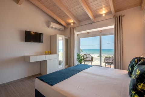 Photo of the whole room, Sea view