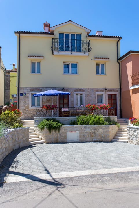 Property building, Facade/entrance