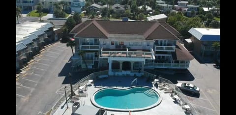 Bird's eye view, Pool view