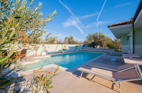 Patio, Day, Pool view, Swimming pool, sunbed