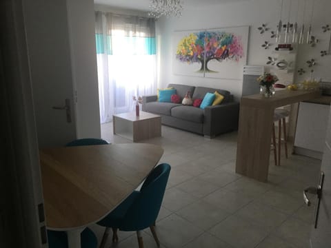 Kitchen or kitchenette, Living room, Seating area