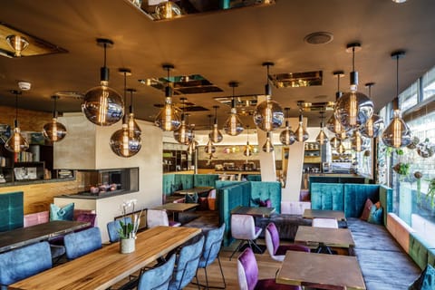 Restaurant/places to eat, Lounge or bar, Breakfast