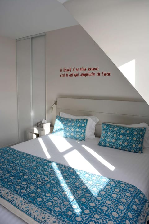 Bed, Day, Photo of the whole room, Decorative detail, Time of day