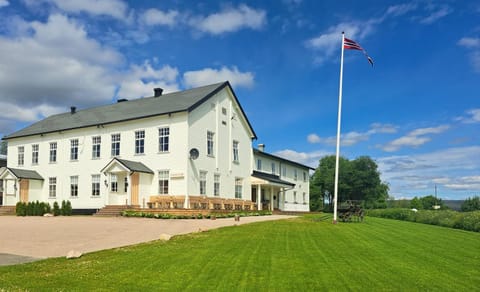Property building, Facade/entrance, Garden, Parking