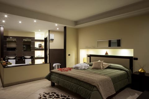 Hot Tub, Bathroom, Other, Decorative detail, Bedroom
