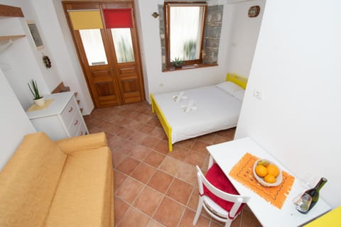 Photo of the whole room, Seating area