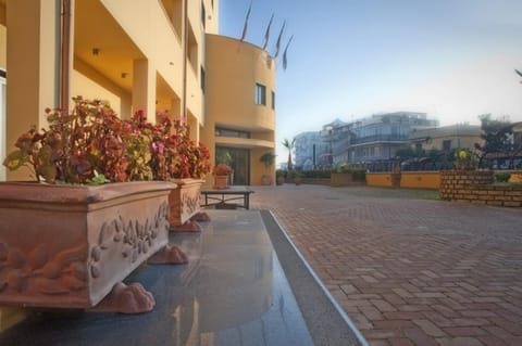 Day, Neighbourhood, Decorative detail, Garden view, Inner courtyard view