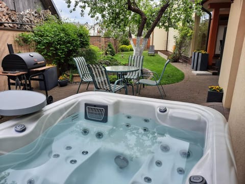 Patio, Day, Garden, Hot Tub, Garden view