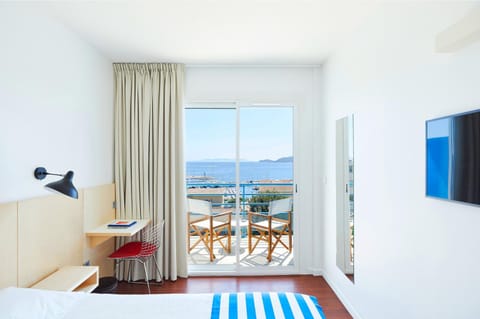 Bed, TV and multimedia, View (from property/room), Balcony/Terrace, Photo of the whole room, Bedroom, Sea view, hair dresser