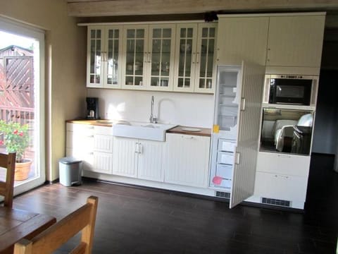 Kitchen or kitchenette, Photo of the whole room, Dining area