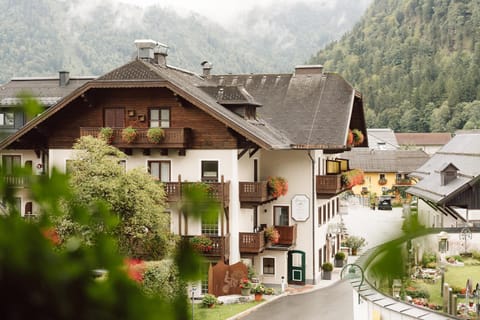 Property building, Spring, Day, Neighbourhood, Natural landscape, Mountain view, Street view