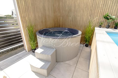 Hot Tub, Swimming pool