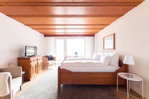 Bed, Photo of the whole room, Seating area, Bedroom